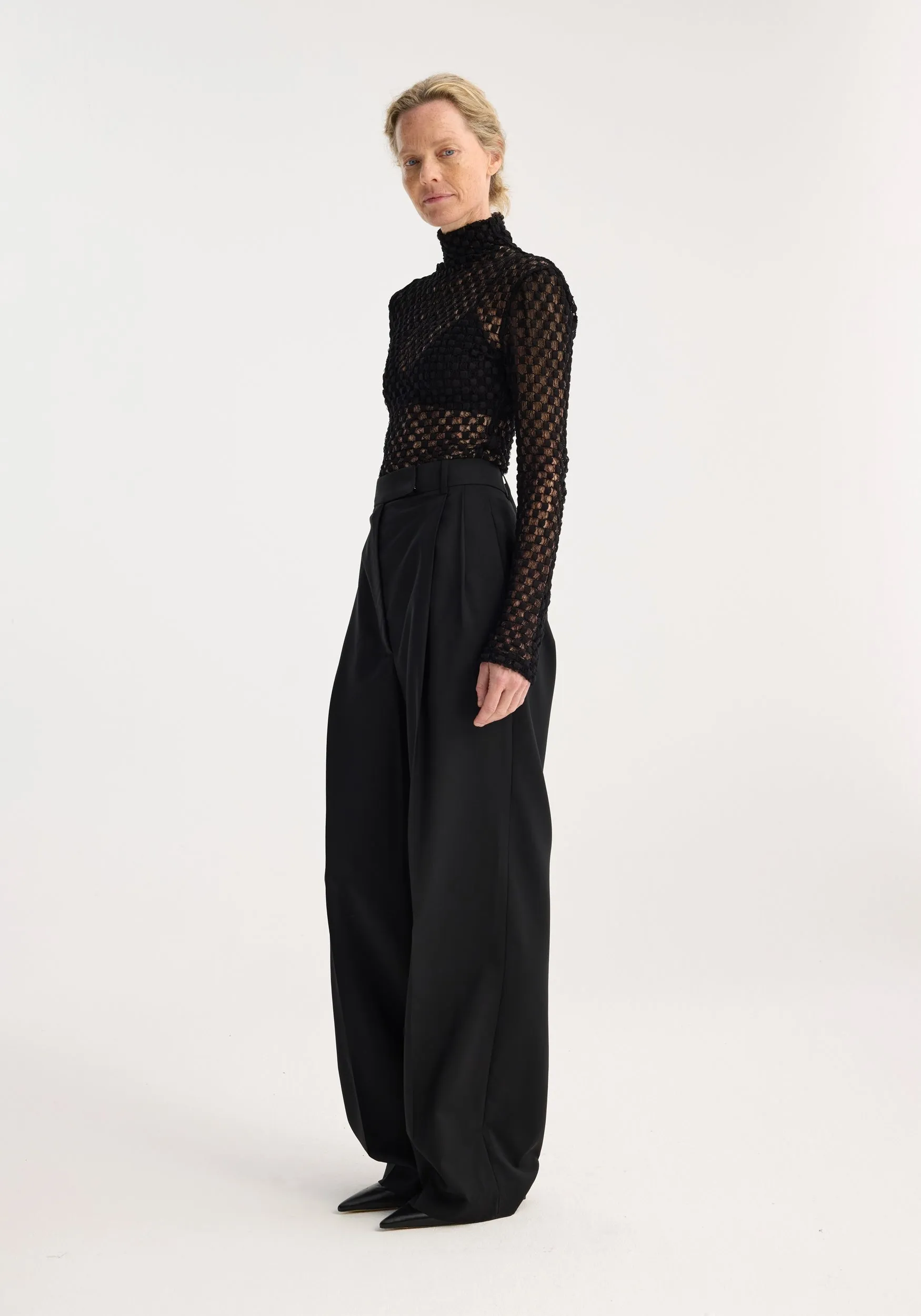 Geometrical lace turtleneck top | black