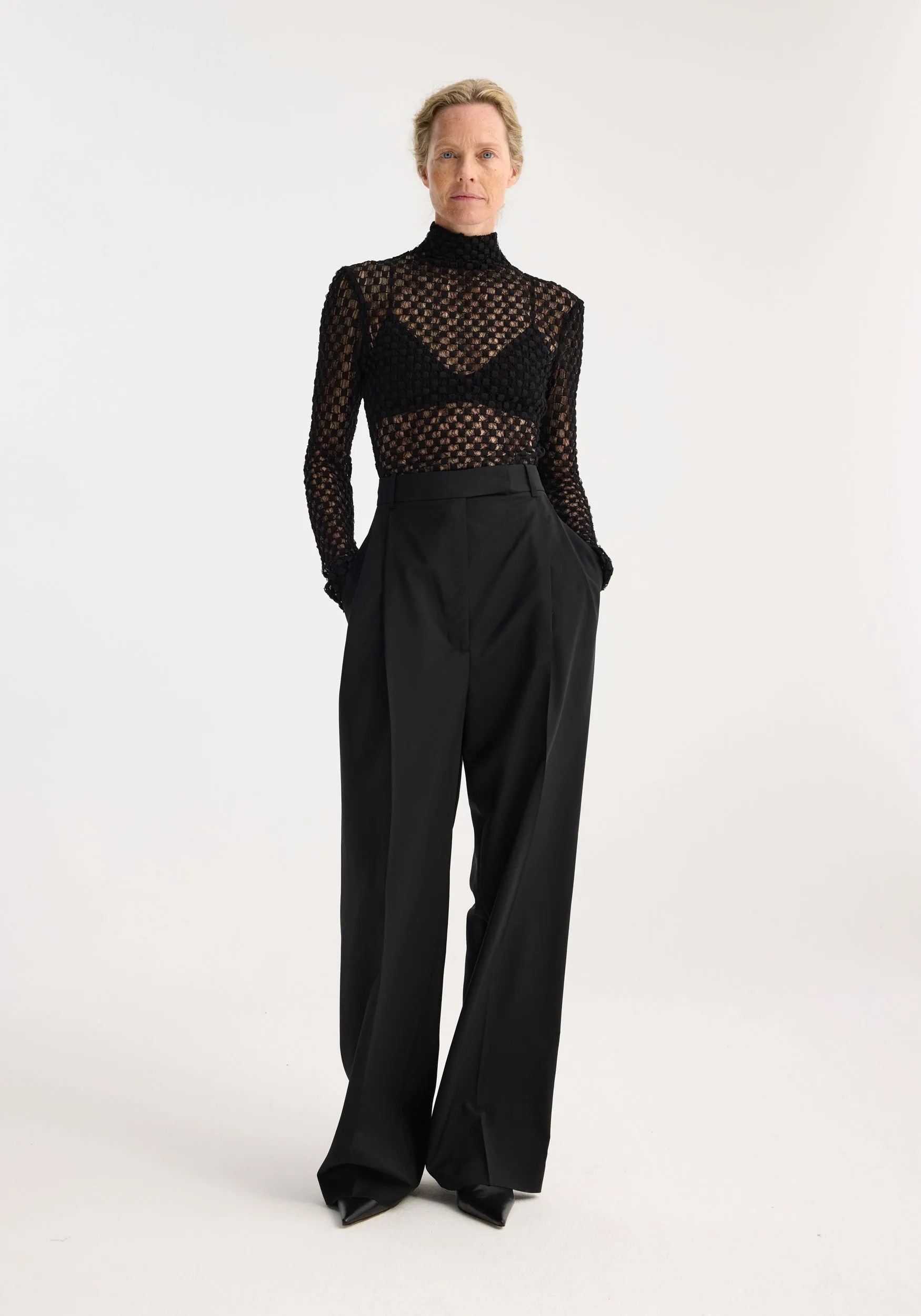 Geometrical lace turtleneck top | black