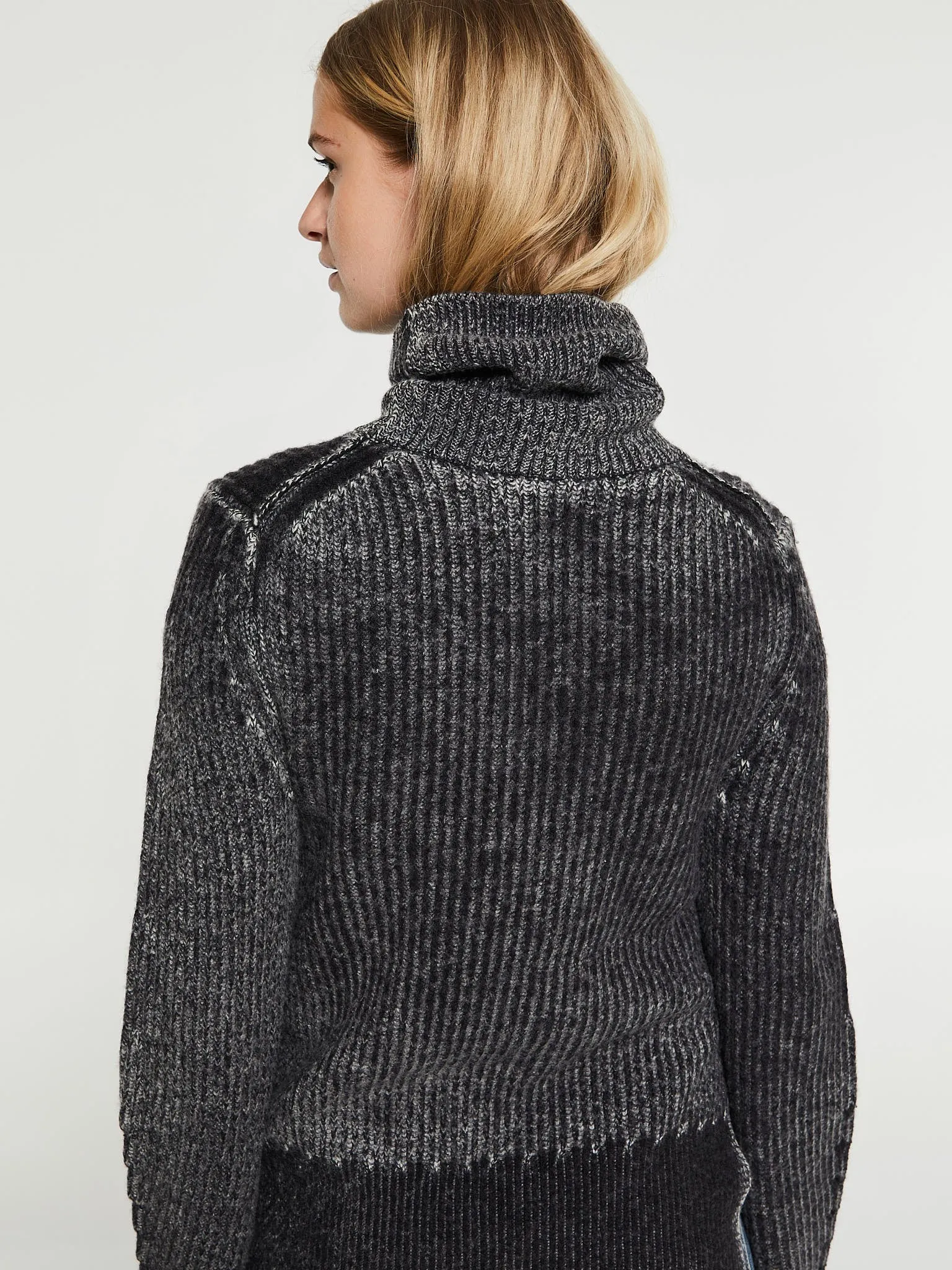 Knitwear in Anthracite Grey