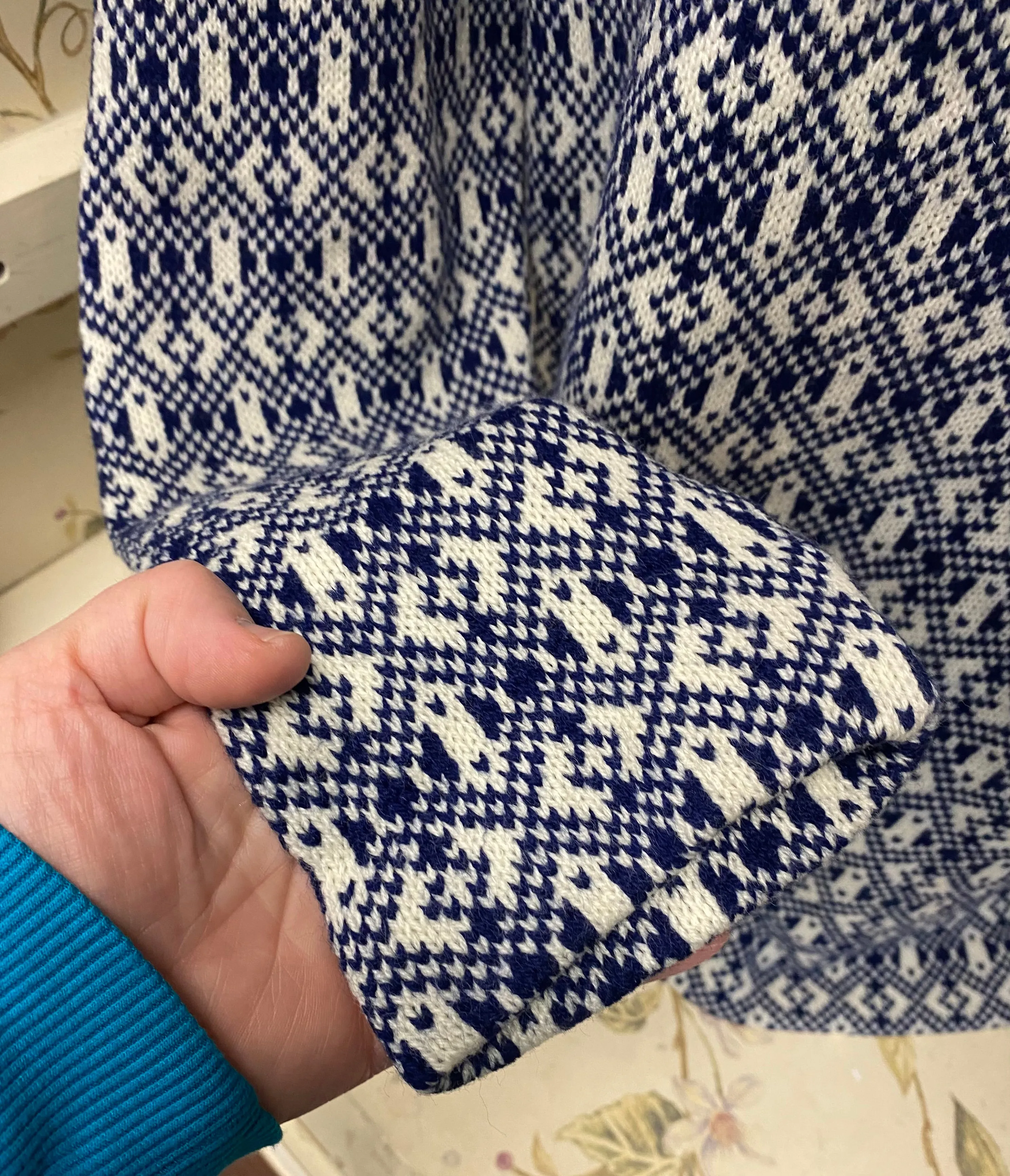 navy/white Sweaters, medium/large