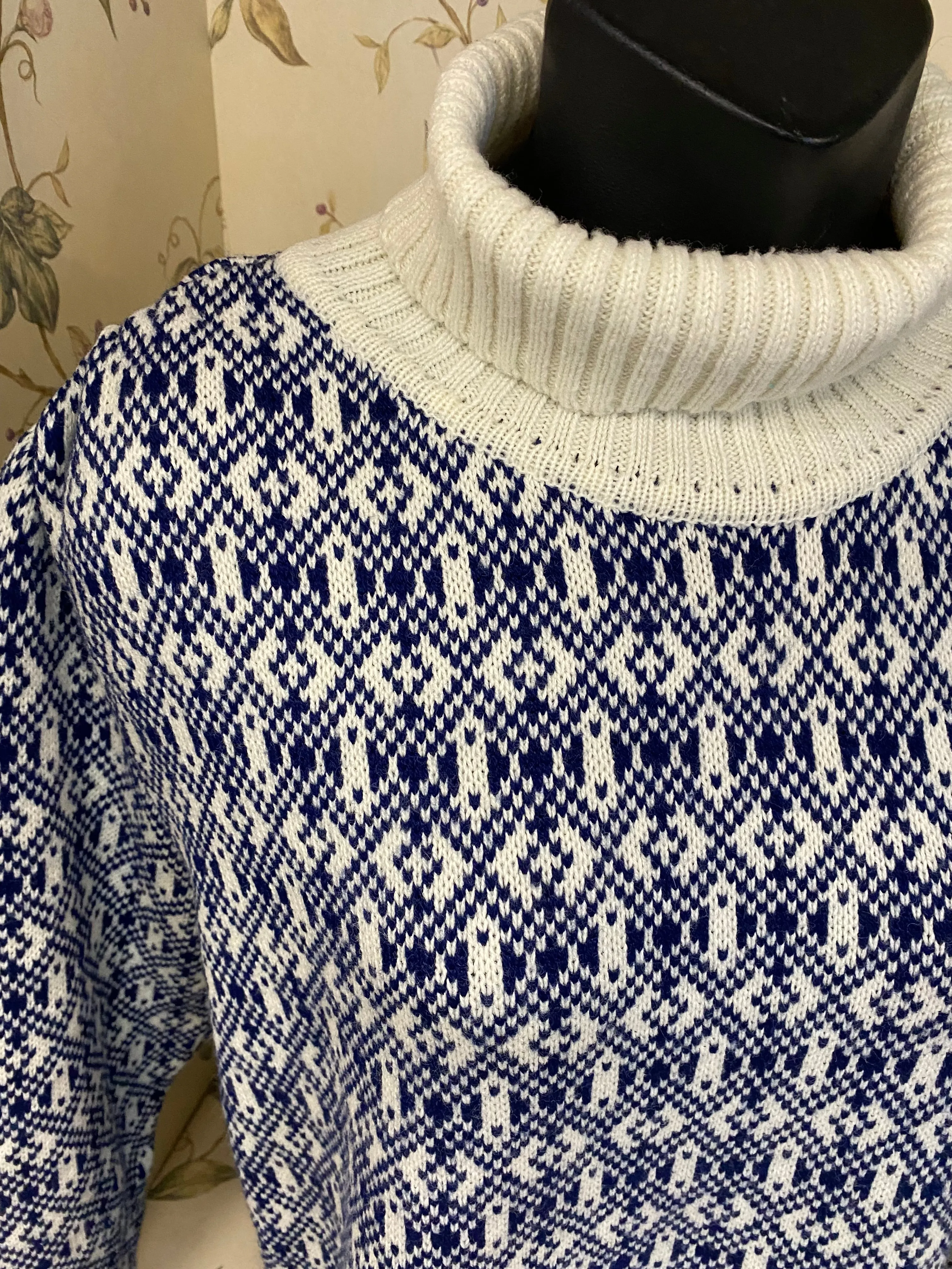 navy/white Sweaters, medium/large