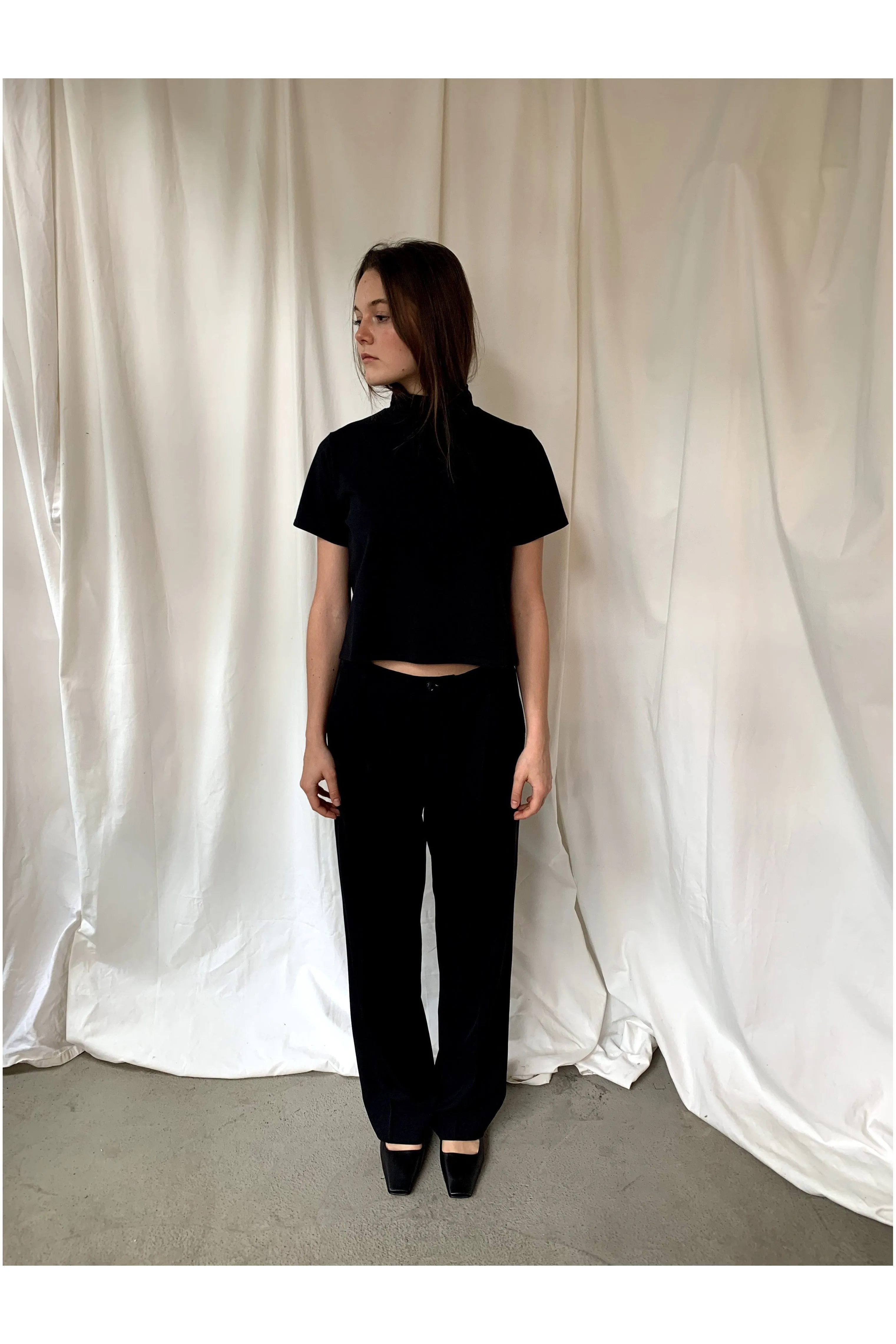 The sara cropped shirt in black