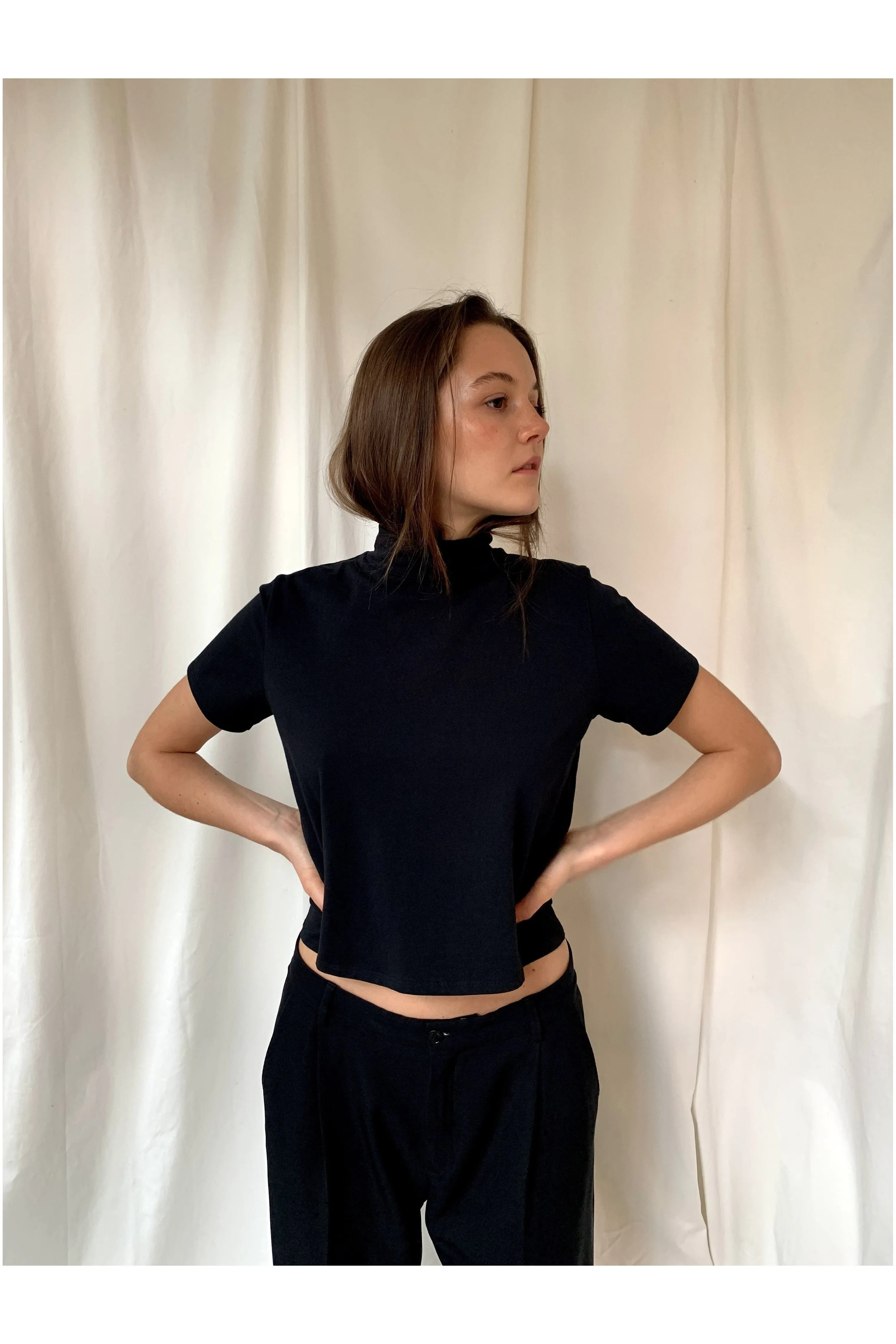 The sara cropped shirt in black