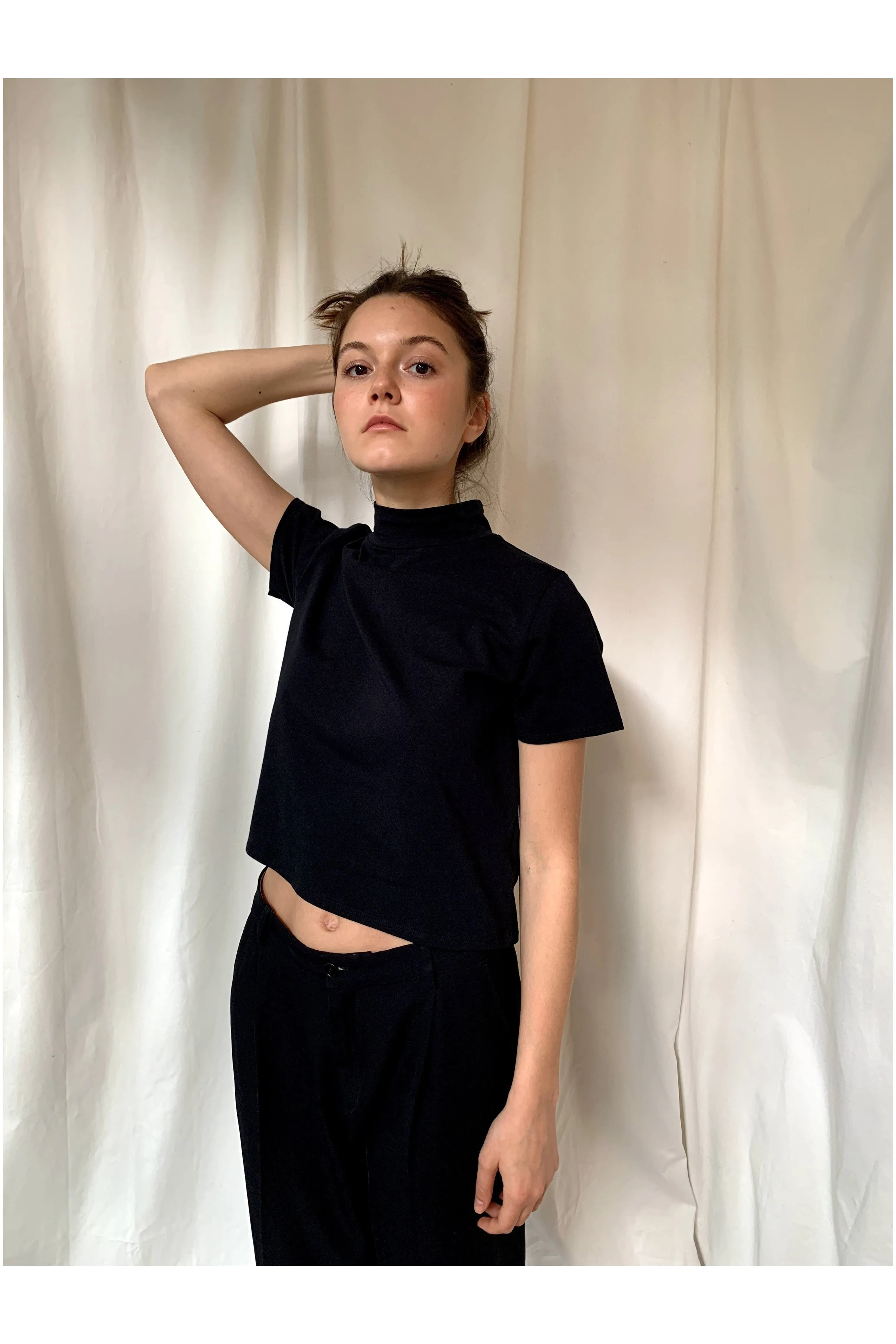 The sara cropped shirt in black