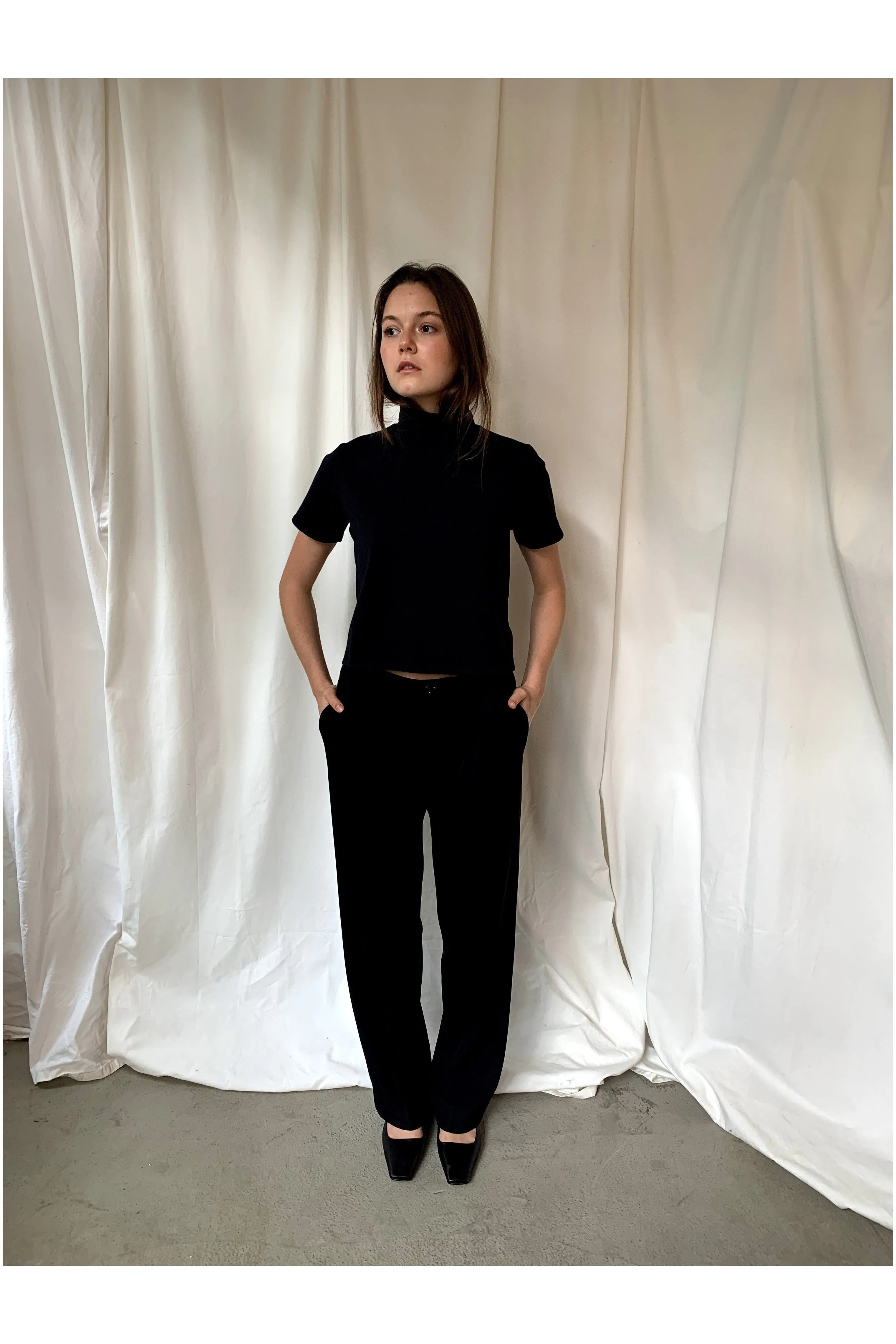 The sara cropped shirt in black